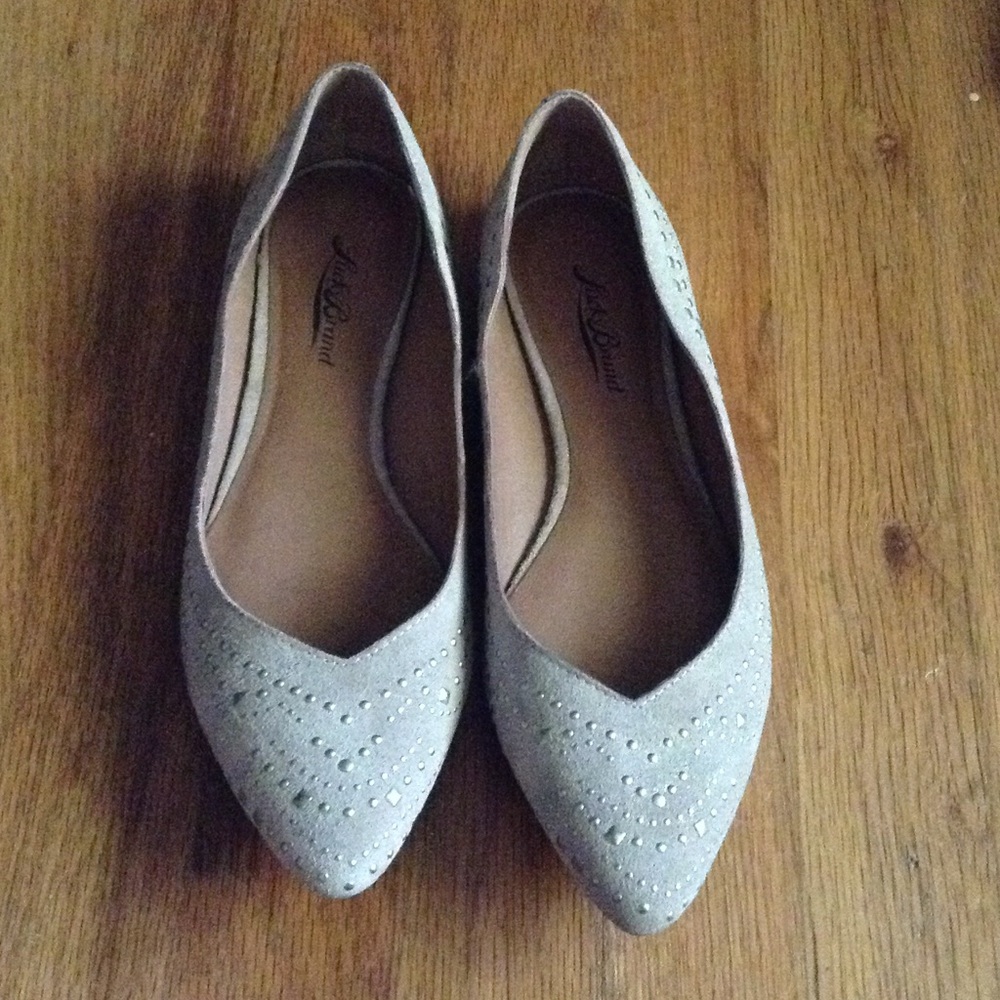 Pointed grey flats